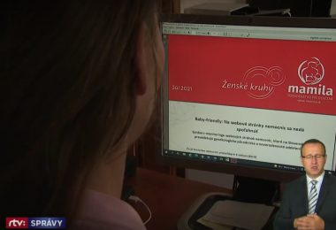 Screenshot z reportáže RTVS. Záber na redaktorku zo zadu, ako pozerá na monitorom na ktorom je správa Ženských kruhov a Mamily z júla 2021 Baby-friendly: Na webové stránky nemocníc sa nedá spoľahnúť V ľavom rohu je tlmočník do posunkového jazyka.