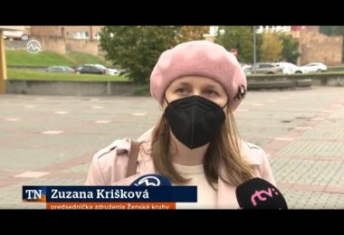 Záber z reportáže. Zuzana Krišková pred nemocnicnou