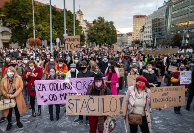 Fotografia z protestu proti interrupciám. V popredí davu stojí Miroslava Rašmanová a Zuzana Krišková. Ľudia v dave držia nápisy a transparenty. Majú rúška. Miroslava Rašmanová drží nápis § Stačilo! Zuzana Krišková drží nápis Chceme odbornosť nie ideológiu!