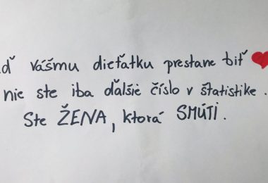 Na bielom papieri rukou písaný text. Text je napísaný čiernou fixkou. V texte je slovo "srdce" nakreslené červenou fixkou ako obrázok srdiečka. Text: Keď Vášmu dieťatku prestane biť srdce, nie ste iba ďalšie číslo v štatistike. Ste ŽENA, ktorá SMÚTI.