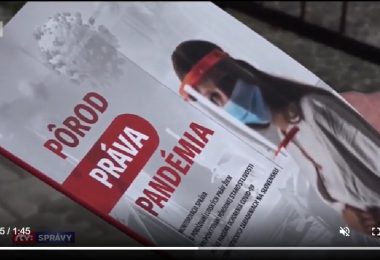 Screenshot z reportáže RTVS. Detailný záber na obálku publikácie Pôrod Práva Pandémia. Na obálke je tehotná žena v rúšku.