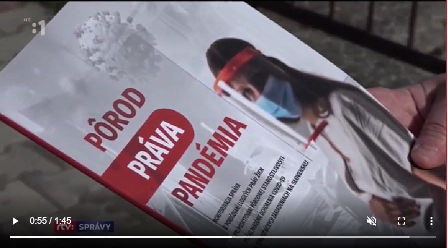 Screenshot z reportáže RTVS. Detailný záber na obálku publikácie Pôrod Práva Pandémia. Na obálke je tehotná žena v rúšku.