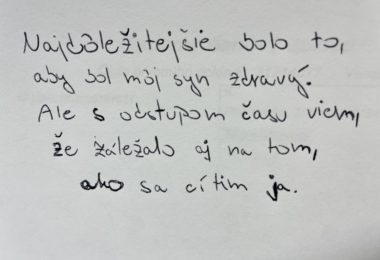 Rukou písaný text na bielom papieri: Najdôležitejšie bolo to, aby bol môj syn zdravý. Ale s odstupom času viem, že záležalo ja na tom, ako sa cítim ja.