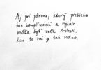 Rukou napísaný text na bielom papieri: Aj pri pôrode, ktorý prebieha bez komplikácií a rýchlo môže byť veľa bolesti. Len to nie je tak vidno.