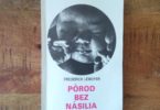 Kniha Pôrod bez násilia položená na drevenom podklade. Na obálke je záber na tvár bábätka.