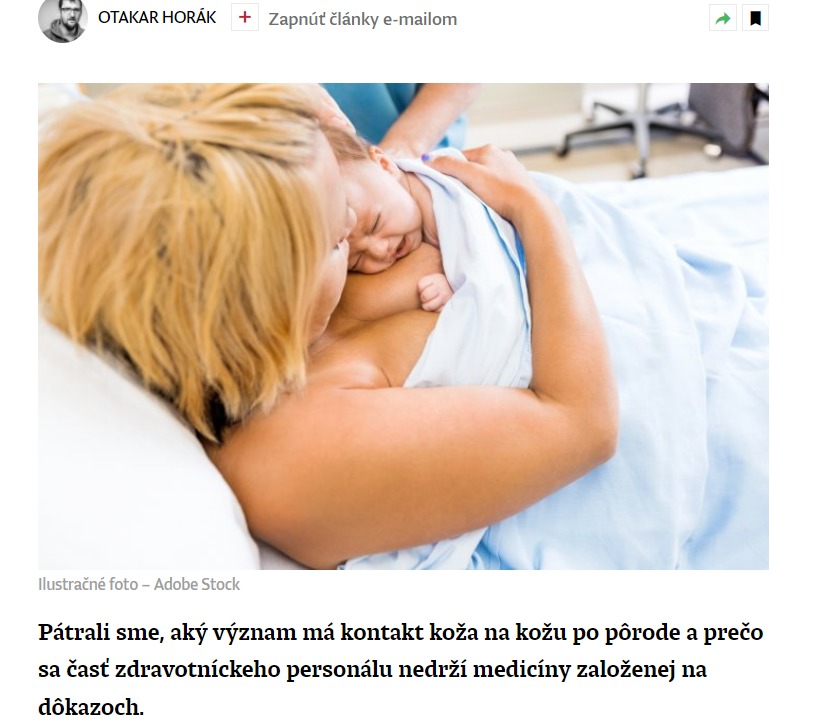 Screenshot z webu. text: Otakar Horák Fotografia: Žena má v náručí nahé bábätko. Sú prikrytí plachtou a ležia na nemocničnej posteli. Text: Pátrali sme, aký význam má kontakt koža na kožu po pôrode a prečo sa časť zdravotníckeho personálu nedrží medicíny založenej na dôkazoch.