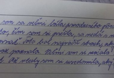 Rukou písaný text na linajkovom papieri: Síce som sa veľmi bála prirodzeného pôrodu, ale to, čím som si prešla, sa nedá s ničím porovnať. Toto bol najväčší strach, aký som doteraz poznala. Veľmi som si začala vážiť život. Až vtedy som si uvedomila, aký je krehký.