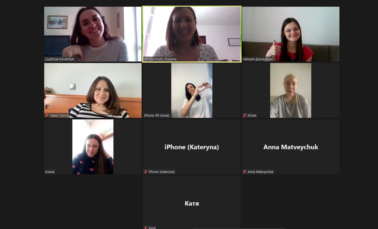 Screenshot obrazovky z online workshopu. Účastníčky sa usmievajú do kamery.