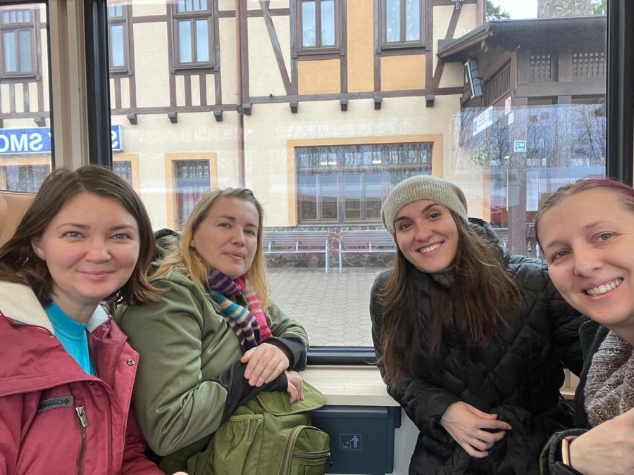 Selfie členiek tímu Ženských kruhov sa usmievajú do objektívu. Výlet v Tatrách, fotka z kupé vlaku. Zľava: Maryna Fedko, Miroslava Rašmanová, Liudmylka Kovalchuk, Zuzana Krišková
