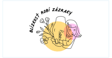 Blízkosť robí zázraky Logo kampane, dieťa sa drží ruky, z ktorej vyrastajú kvetinky