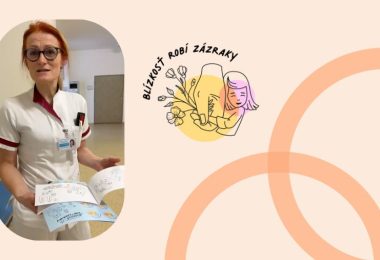 Vrchná sestra Ivona Mikulenková s darčemi z kampane za práva detských pacientov - Blízkosť robí zázraky.