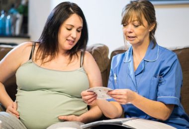 Pôrodná asistentka na stretnutí s tehotnou ženou. model starostlivosti vedený pôrodnými asistentkami podľa WHO.