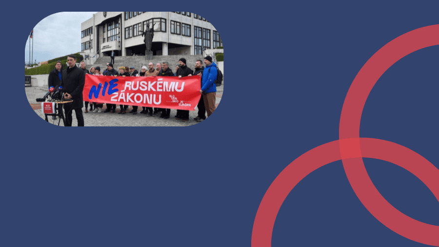 Zástupcovia Platformy pre demokraciu stoja pred parlamentom a protestujú proti ruskému zákonu.