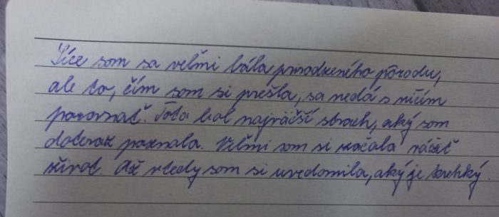 ngo-illustration-Artboard 5 Rukou písaný text na linajkovom papieri: Síce som sa veľmi bála prirodzeného pôrodu, ale to, čím som si prešla, sa nedá s ničím porovnať. Toto bol najväčší strach, aký som doteraz poznala. Veľmi som si začala vážiť život. Až vtedy som si uvedomila, aký je krehký.