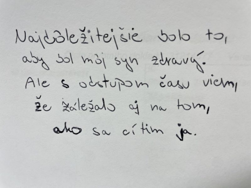 ngo-illustration-Artboard 5 Rukou písaný text na bielom papieri: Najdôležitejšie bolo to, aby bol môj syn zdravý. Ale s odstupom času viem, že záležalo ja na tom, ako sa cítim ja.