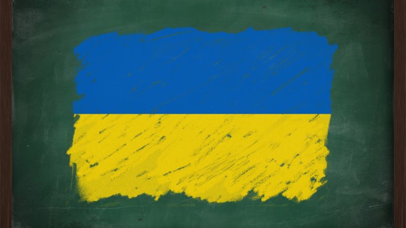Kriedou nakreslená vlajka Ukrajiny na zelenej tabuly.