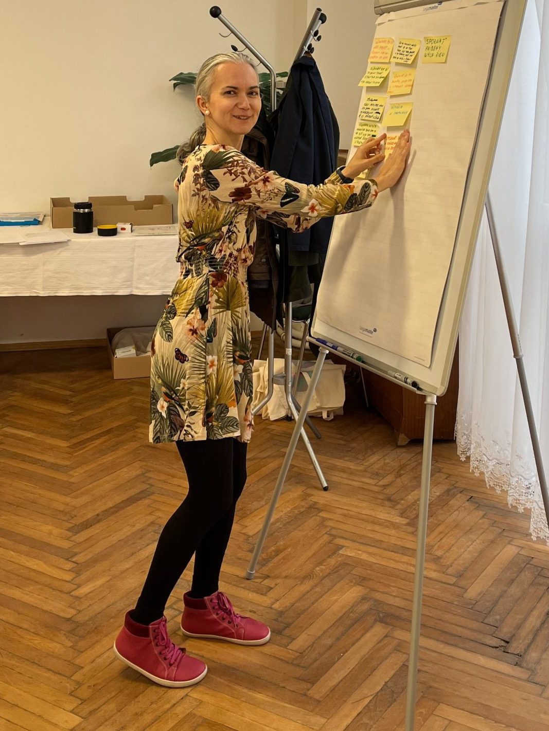 Ľudka Macejová lepí na flipchart svoje očakávania