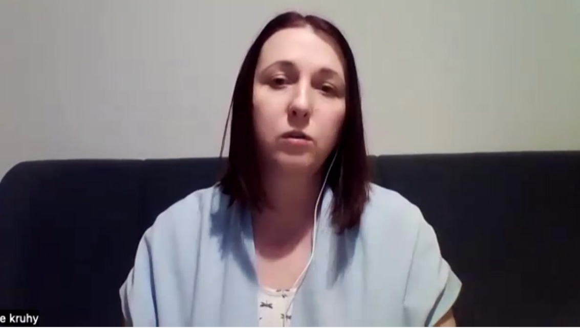Screenshot z videa. Zuzana Krišková sedí na gauči.